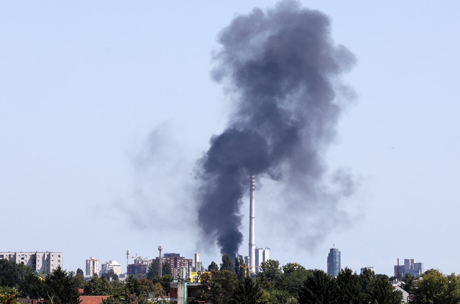 09.08.2021., Zagreb - Na rashladnom tornju zagrebacke toplane buknuo je pozar danas iza 13 sati. Požar je izbio na rashladnim uredjajima, a do dolaska vatrogasaca djelatnici toplane vec su poceli gasenje.
Photo: Emica Elvedji/PIXSELL