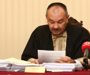 10.11.2009. Zagreb, Hrvatska - Vrhovni sud pocinje razmatrati nepravomocnu presudu umirovljenome generalu Vladimiru Zagorcu za kradju dragulja. Zagorec je dobio sedam godina zatvora jer je, odlazeci s duznosti pomocnika ministra obrane, iz sefa MORH-a odnio torbe s draguljima. Uz zatvorsku kaznu, odredjeno je da mu se oduzme imovina u visini od 39 milijuna kuna, sto je protuvrijednost ukradenih dragulja.Sudac Damir Kos.
Photo: Igor Kralj/PIXSELL