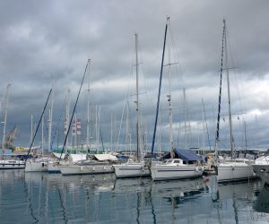 09.12.2020., Pula - Nakon niza kisnih dana, Pula docekala i jedan suhi dan. No oblaci i dalje pozivaju na oprez. Pulska ACI marina krcata je brodicama, koje cekaju smirivanje vremenskih nepogoda.
photo: Sasa Miljevic/PIXSELL