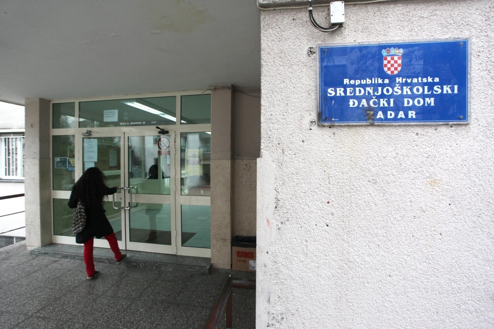 29.01.2010., Zadar - Dojava o bombi u srednjoskolskom djackom domu. 
Photo: Zeljko Mrsic/PIXSELL