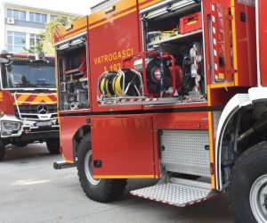 11.08.2021., Zagreb - Ministar unutarnjih poslova Davor Bozinovic sudjelovao je na petoj primopredaji vatrogasnih vozila. Radi se o petoj isporuci, ovoga puta 15 vatrogasnih vozila u sklopu projekta "Modernizacija vozila vatrogasnih postrojbi RH" sufinanciranog sredstvima EU fondova putem Operativnog programa konkurentnost i kohezija. Ova isporuka vozila rasporedit će se u 11 hrvatskih zupanija i Grad Zagreb. Primopredaji je nazocio i glavni vatrogasni zapovjednik Slavko Tucakovc.
Photo: Davorin Visnjic/PIXSELL