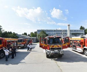 11.08.2021., Zagreb - Ministar unutarnjih poslova Davor Bozinovic sudjelovao je na petoj primopredaji vatrogasnih vozila. Radi se o petoj isporuci, ovoga puta 15 vatrogasnih vozila u sklopu projekta "Modernizacija vozila vatrogasnih postrojbi RH" sufinanciranog sredstvima EU fondova putem Operativnog programa konkurentnost i kohezija. Ova isporuka vozila rasporedit će se u 11 hrvatskih zupanija i Grad Zagreb. Primopredaji je nazocio i glavni vatrogasni zapovjednik Slavko Tucakovc.
Photo: Davorin Visnjic/PIXSELL
