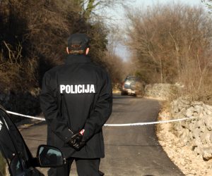 23.12.2011. Krk - Ocevid na mjestu gdje je pronadjen les muskarca na cesti u blizini sela Strilcici kraj Malinske.Na mrtvom tijelu su pronadjene vidljive ozljede te je prevezeno na Zavod za sudsku medicinu i kriminalistiku u Rijeci. Navodno su u pitanju ubodne rane nozem, a tijelo je pronasao mjestanin sela na sumskom putu ispod suhozida svog maslinika
Photo: Goran Kovacic/PIXSELL