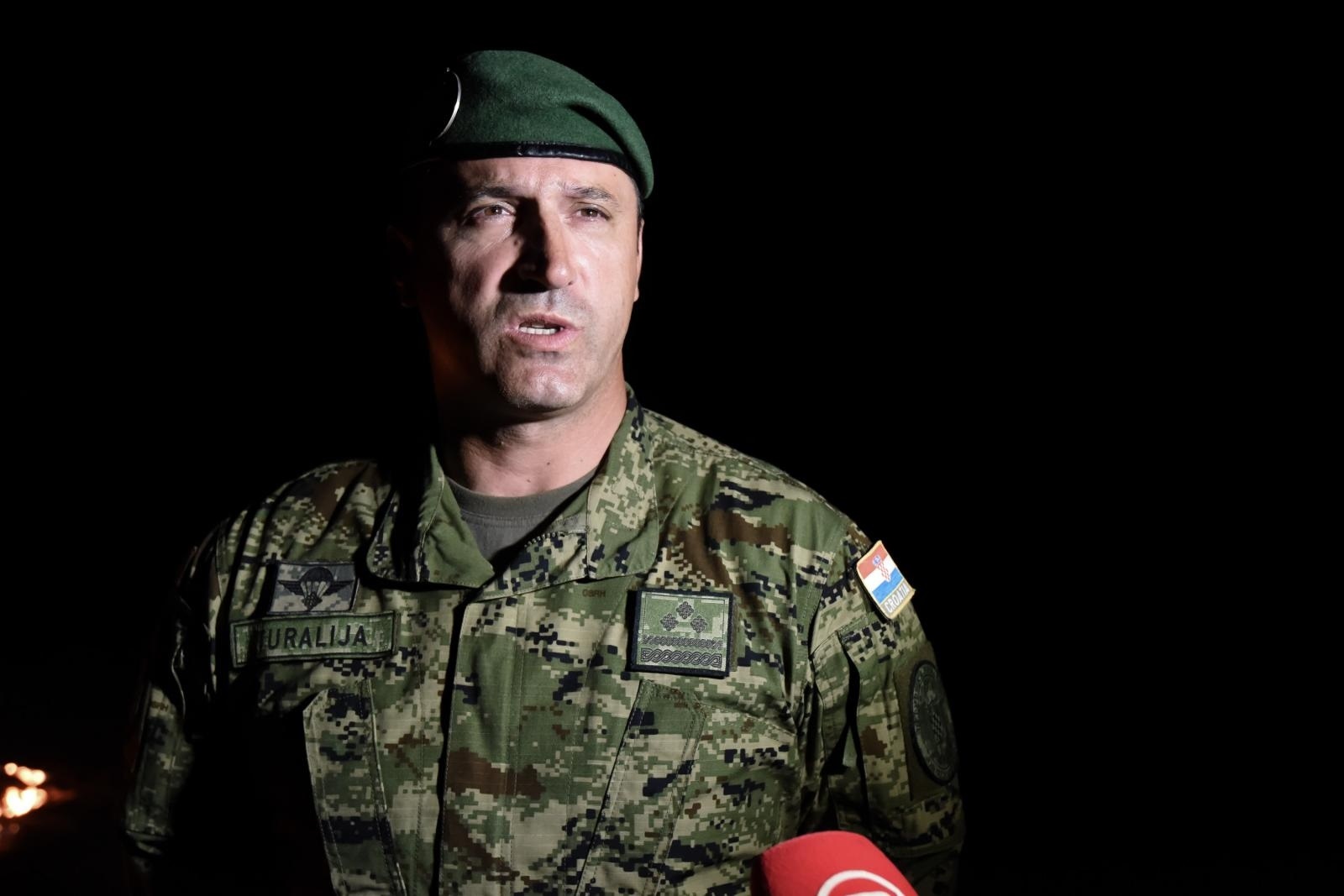 12.08.2015., Udbina - U vojarni Josipa Jovica odrzana je svecanost zavrsetka obuke pripadnika najelitnije postrojbe HV-a. Rijec je o desetak kandidata koji su prosli intenzivnu commando obuku. Svecanost je odrzana uz baklje pod zvjezdanim nebom. Zapovjednik pukovnik Perica Turalija. 
Photo: Dino Stanin/PIXSELL