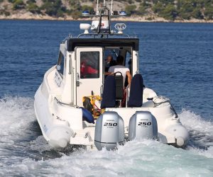 Šibenik: Suradnja pomorske policije i hitne pomoći 12.08.2018., Sibenik - U ljetnoj sezoni suradnja izmedju policije i hitne medicinske pomoci dolazi do pravog izrazaja. Hitna pomoc spasava zivote i pruza pomoc na otocima uz pomoc policijskog glisera. 
Photo: Dusko Jaramaz/PIXSELL