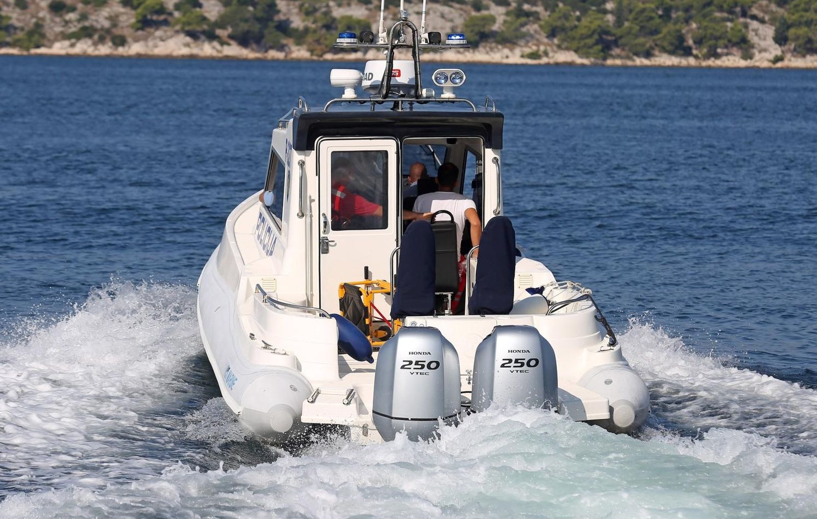 Šibenik: Suradnja pomorske policije i hitne pomoći 12.08.2018., Sibenik - U ljetnoj sezoni suradnja izmedju policije i hitne medicinske pomoci dolazi do pravog izrazaja. Hitna pomoc spasava zivote i pruza pomoc na otocima uz pomoc policijskog glisera. 
Photo: Dusko Jaramaz/PIXSELL