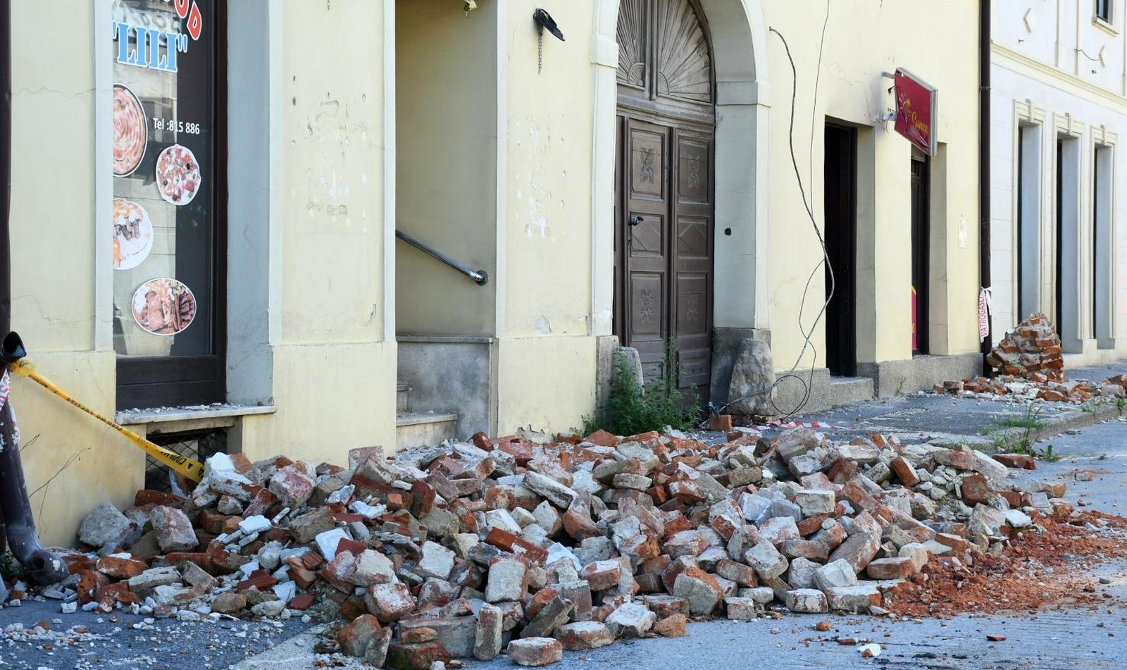 12.08.2021., Petrinja - Petrinjci su ljuti zbog spore obnove u potresu stradalog sredista grada gdje je dosta srusenih objekata za koje se ne zna kada ce poceti obnova. 
Photo: Nikola Cutuk/PIXSELL