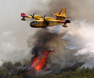 12.08.2021., Sibenik - Pozar kod Vrpolja gase vatrogasne snage, 43 vatrogasca, 16 vozila i dva kanadera. Pozar se priblizio se i kucama.
Photo: Dusko Jaramaz/PIXSELL