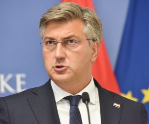 12.08.2021., Zagreb - Predsjednik Vlade Andrej Plenkovic susreo se s generalima, zapovjedniicima i visokim casnicima koji su sudjelovali u vojno-redarstvenoj operaciji "Bljesak", u povodu zamolnice tuzilaštva Bosne i Hercegovine za pruzanje medjunarodne pravne pomoci dostavljene temeljem Sporazuma izmedju Vlade RH i Vlade BIH o pravnoj pomoci u gradjanskim i kaznenim stvarima. Nakon sastanka premijer Andrej Plenković i general Pavao Miljavac dali su izjave za medije.
Photo: Davorin Visnjic/PIXSELL
