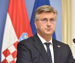 12.08.2021., Zagreb - Predsjednik Vlade Andrej Plenkovic susreo se s generalima, zapovjedniicima i visokim casnicima koji su sudjelovali u vojno-redarstvenoj operaciji "Bljesak", u povodu zamolnice tuzilaštva Bosne i Hercegovine za pruzanje medjunarodne pravne pomoci dostavljene temeljem Sporazuma izmedju Vlade RH i Vlade BIH o pravnoj pomoci u gradjanskim i kaznenim stvarima. Nakon sastanka premijer Andrej Plenković i general Pavao Miljavac dali su izjave za medije.
Photo: Davorin Visnjic/PIXSELL