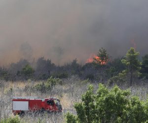 12.08.2021., Sibenik - Pozar kod Vrpolja gase vatrogasne snage, 43 vatrogasca, 16 vozila i dva kanadera. Pozar se priblizio se i kucama. Photo: Dusko Jaramaz/PIXSELL