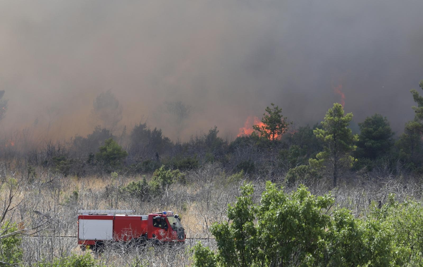 12.08.2021., Sibenik - Pozar kod Vrpolja gase vatrogasne snage, 43 vatrogasca, 16 vozila i dva kanadera. Pozar se priblizio se i kucama. Photo: Dusko Jaramaz/PIXSELL