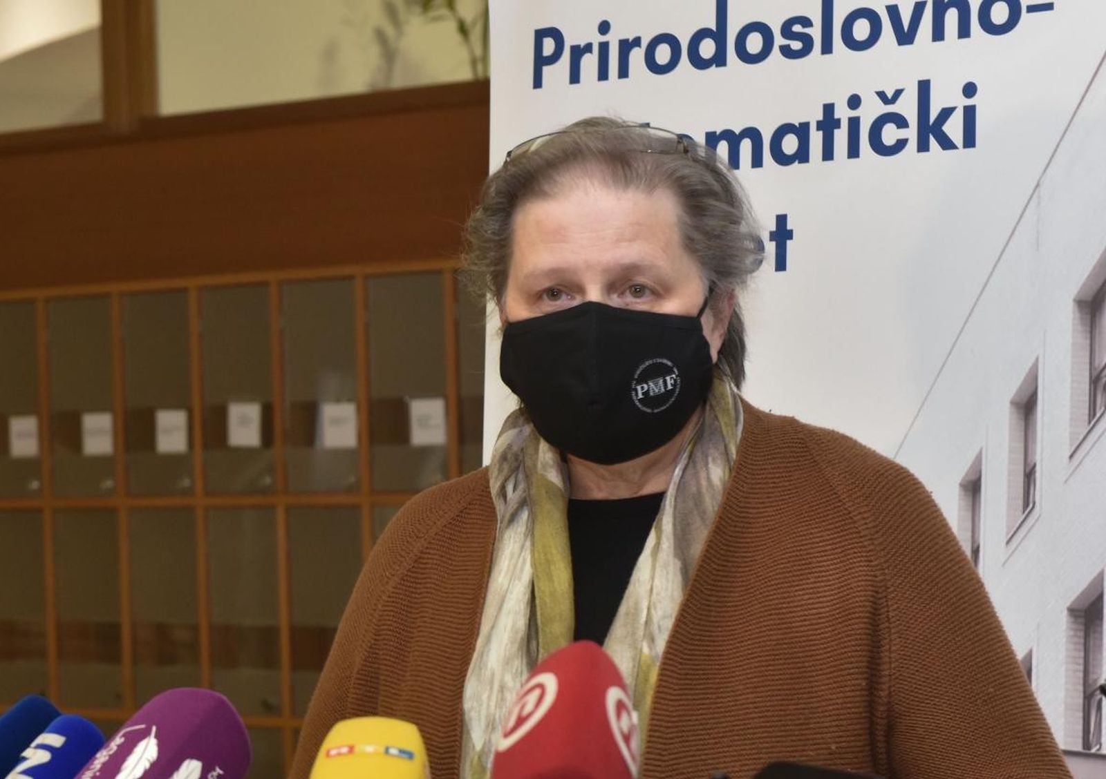 13.01.2021., Zagreb - Na Prirodoslovno-matematickom fakultetu predstavljena je nova oprema Seizmoloske sluzbe pri Geofizickom odjelu PMF-a. Radi se o 20 kompleta seizmografa i 20 kompleta akceleratora u vrijednosti 4,5 milijuna kuna ciju je nabavu financiralo Ministarstvo znanosti i obrazovanja. Na predstavljanju je bioi ministar znanosti i obrazovanja Radovan Fuchs, dekan PMF-a Mirko Planinic i rukovoditeljica Seizmoloske sluzbe Ines Ivancic. 
Photo: Davorin Visnjic/PIXSELL