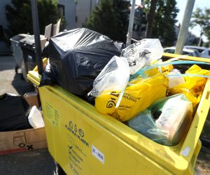 13.8.2021., Zagreb - Reciklazna dvorista u gradu Zagrebu su puna pa se posljednjih tjedana glomazni otpad ne odvozi zbog cega su reciklazni otoci puni otpada, te su niknula nova ilegalna odlagalista glomaznog otpada. 
Photo: Goran Stanzl/PIXSELL
