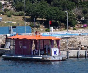 17.06.2013., Pula - U marini Veruda do prije dvije godine postojala je benzinska crpka koja je opskrbljivala nuticare gorivom, no zbog zavrzlama oko koncesije ona je zatvorena. Nedavno je uz 
postojecu infrastrukturu bivce benzinske crpke privezana plutajuca benzinska crpka koja je u vlasnistvu Rusa. 
Photo: Dusko Marusic/PIXSELL