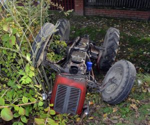 17.10.2016., Krusevica, Slavonski Brod - U prevrtanju traktora IMT 539 u Kolodvorskoj ulici u Krusevici, selu u istocnom dijelu Brodsko-posavske zupanije, smrtno je stradao M. V. (1935. godiste). Osamdesetdvogodisnjak je namjeravao na traktor prikljuciti plug te lijep i suncan dan iskoristiti za oranje. Ulazeci traktorom s ulice u dvoriste najverojatnije nije dobro ocijenio razmak, te je desnim kotacem u voznji unatrag promasio most i traktor se naglo prevrnuo u kanal. Policija obavlja ocevid. 
Photo: Ivica Galovic/ PIXSELL