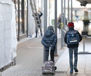18.01.2021., Zagreb - Dva ucenika na putu do skole prolaze kroz centar Zagreba na kojem se jos vide posljedice potresa. Za ucenike u Hrvatskoj danas pocinje drugo polugodiste, no u skolske klupe vracaju se samo ucenici od prvog do cetvrtog razreda osnovnih skola te maturanti. Ostali ce nastavu imati on line, a u Sisacko moslavackoj zupaniji pocetak se odgadja u 17 skola. Photo: Patrik Macek/PIXSELL