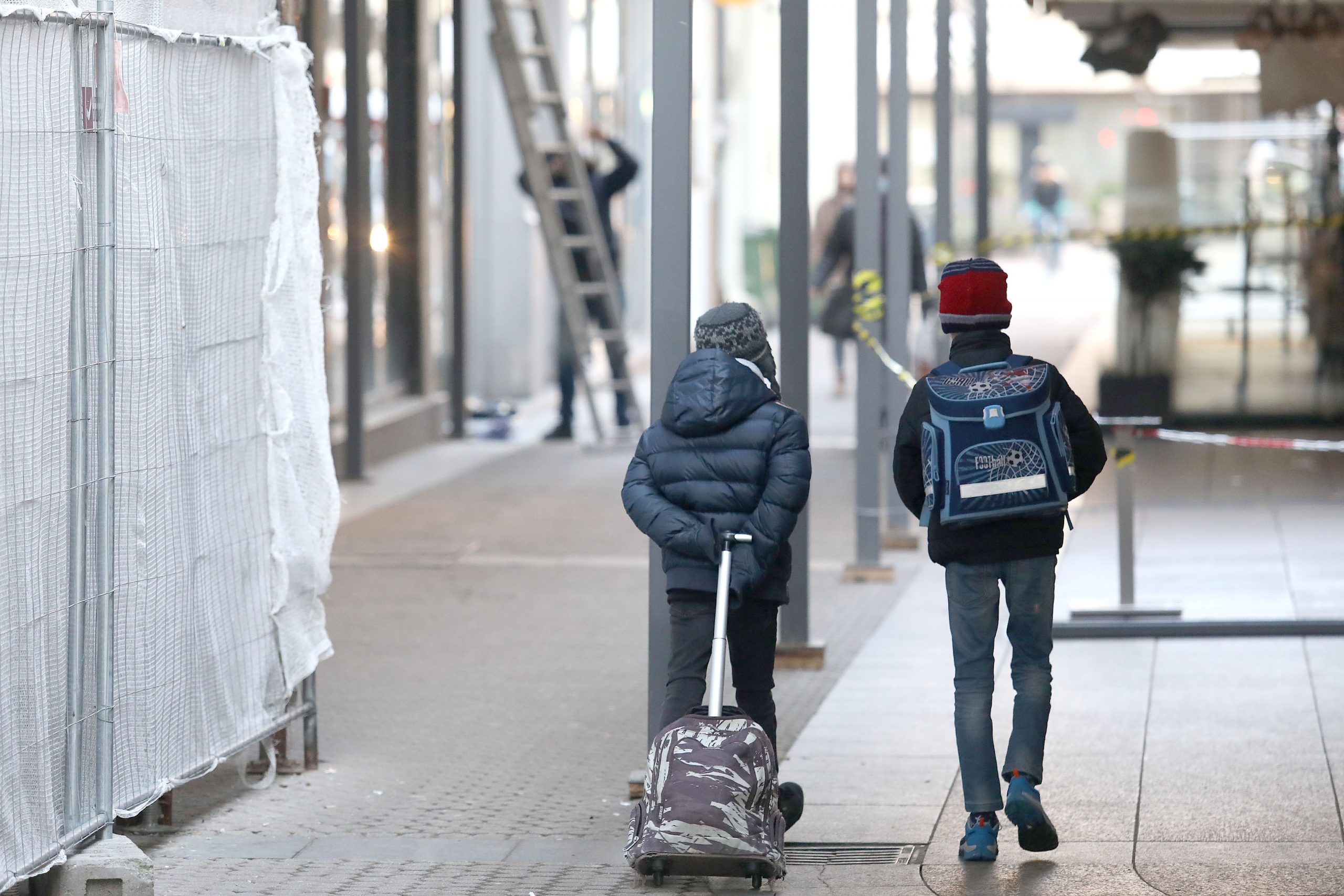 18.01.2021., Zagreb - Dva ucenika na putu do skole prolaze kroz centar Zagreba na kojem se jos vide posljedice potresa. Za ucenike u Hrvatskoj danas pocinje drugo polugodiste, no u skolske klupe vracaju se samo ucenici od prvog do cetvrtog razreda osnovnih skola te maturanti. Ostali ce nastavu imati on line, a u Sisacko moslavackoj zupaniji pocetak se odgadja u 17 skola. Photo: Patrik Macek/PIXSELL