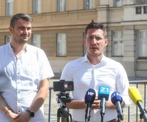 18.08.2021., Zagreb -  Konferencija za medije Mosta na temu odlagalista otpada u Sesvetskom Kraljevcu. Marko Blazevic, Vinko Batinic i Zvonimir Troskot. Photo: Zeljko Lukunic/PIXSELL