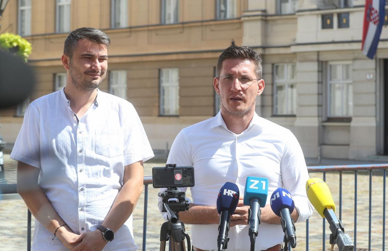 18.08.2021., Zagreb -  Konferencija za medije Mosta na temu odlagalista otpada u Sesvetskom Kraljevcu. Marko Blazevic, Vinko Batinic i Zvonimir Troskot. Photo: Zeljko Lukunic/PIXSELL