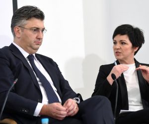 18.12.2017., Zagreb - U press klubu Kuce Europe odrzan je oklugli stol na kojem je sudjelovao i predsjednik Vlade Republike Hrvatske Andrej Plenkovic u raspravi o stanju u Europskoj uniji nakon sastanka Europskoga vijeca i o perspektivama Hrvatske u 2018. Andrej Plenkovic, Katarina Perisa Cakarun.
Photo: Marko Lukunic/PIXSELL