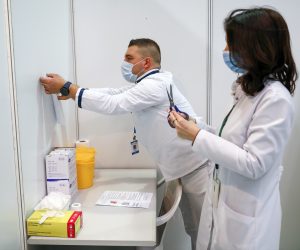 19.04.2021., Sarajevo, Bosna i Hercegovina - Pripremni radovi u sarajevskoj dvorani Zetra privode se kraju, kako bi masovno cijepljenje pocelo u srijedu, 21.04. Vise od 60.000 gradjana Kantona Sarajevo se prijavilo za cijepivo, ali prioritet imaju gradjani stariji od 75 godini.
Photo: Armin Durgut/PIXSELL