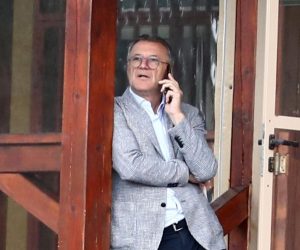 19.05.2021., Sarajevo, Bosna i Hercegovina - Zdravko Mamic prica na mobitel dok ceka da izadje njegov brat Zoran Mamic iz  Suda Bosne i Hercegovine. 
Photo: Armin Durgut/PIXSELL