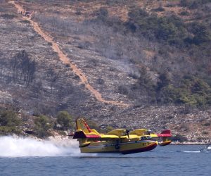 19.08.2021., Hvar - U pomoc vatrogascima stigli su i kanaderi koji gase pozar koji je nocas buknuo na Hvaru kod Starog Grada na rtu Kabal. Vatrogasci kazu da vatrena stihija ne ugrozava stambene objekte, a ocekuje se da ce biti lokaliziran tijekom dana. 
Photo: Ivo Cagalj/PIXSELL