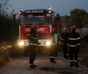 19.08.2021.,Sibenik-Na prostoru bivse vojarne Bribirskih knezova,gdje se nekada odrzavao Teraneo, lizbio je pozar,  a  na intervenciju su izasli JVP Sibenik, DVD-i Brodarica-Krapanj, Zablace, Grebastica i Zaton sa dvadeset vatrogasaca i sedam vozila.
Photo: Dusko Jaramaz/PIXSELL