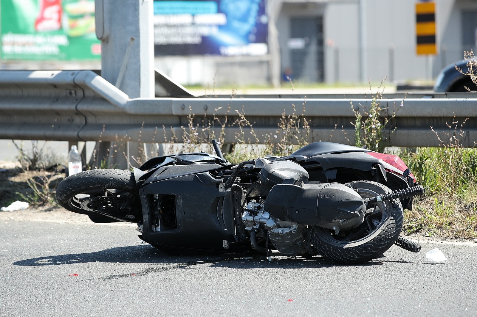 20.08.2021., Zagreb - Prometna nesreca na Jadranskoj aveniji u smjeru zapada u kojoj su sudjelovali Opel Astra bosanskohercegovackih registarskih oznaka i motocikl. Ozlijedjene osobe prevezene su u hitnoj pomoci, policijski ocevid je u tijeku, a promet je usporen. 

Photo: Goran Stanzl/PIXSELL