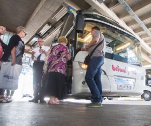 21.06.2016., Zagreb -  Autobusni kolodvor Zagreb.  Putnici ulaze u autobus. 
Photo: Davor Puklavec/PIXSELL