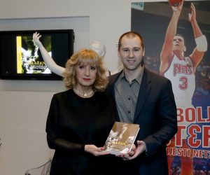 21.10.2016., Zagreb - U Muzeju Drazena Petrovica odrzana promocija knjige Drazen - zivot i ostavstina kosarkaskog Mozarta. Autor knjige je australac Todda Spehra. Biseka Petrovic, Todd Spehr.
Photo: Dalibor Urukalovic/PIXSELL