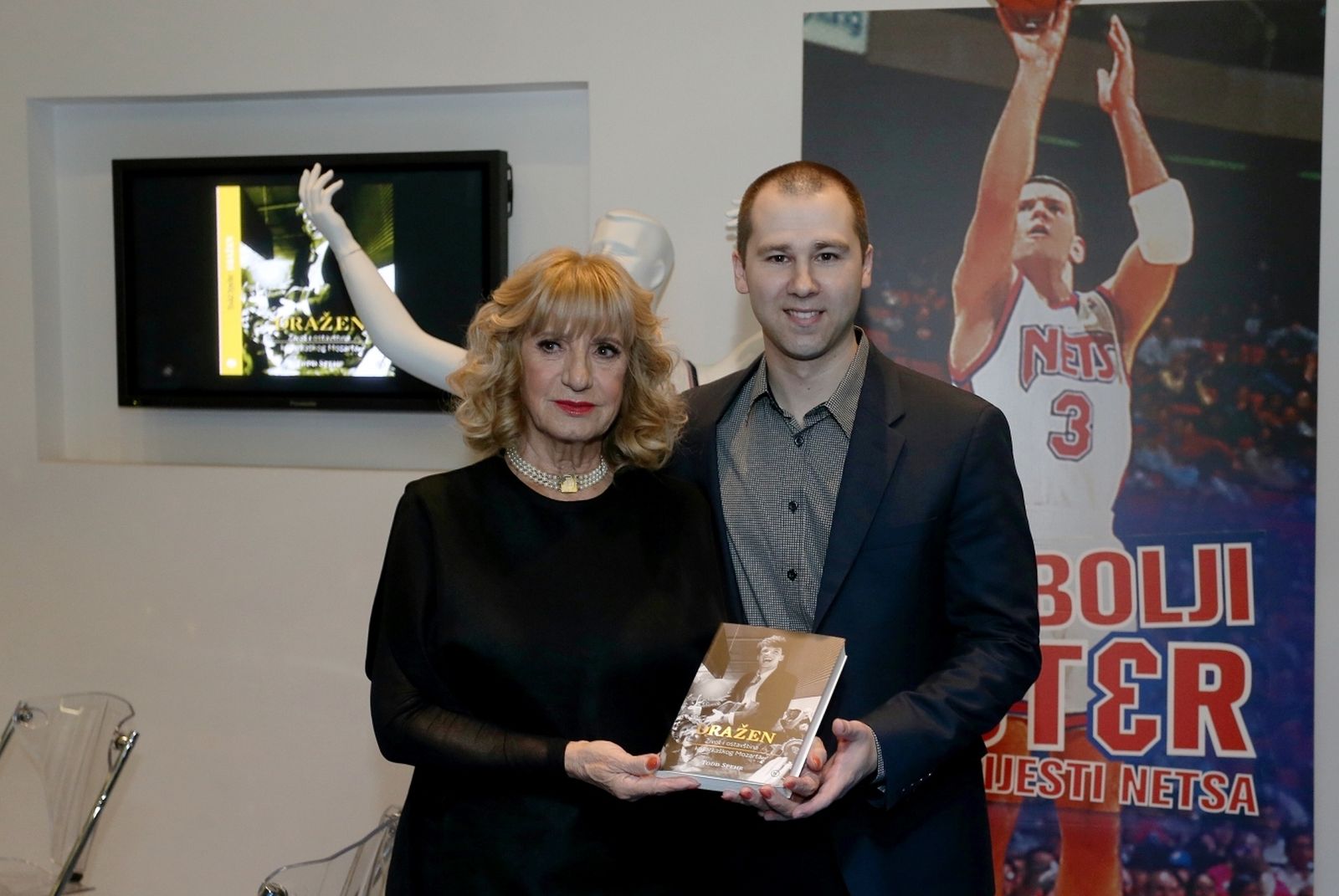 21.10.2016., Zagreb - U Muzeju Drazena Petrovica odrzana promocija knjige Drazen - zivot i ostavstina kosarkaskog Mozarta. Autor knjige je australac Todda Spehra. Biseka Petrovic, Todd Spehr.
Photo: Dalibor Urukalovic/PIXSELL