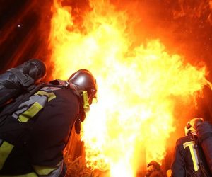 21.12.2015., Ivanic-Grad - Vjezbaliste vatrogasne postrojbe. Simulacija pozara stana izazvanog zapaljenjem bora ili adventskog vjencica, te prikaz sirenja pozara i eruptivnog plamena. 
Photo: Robert Anic/PIXSELL