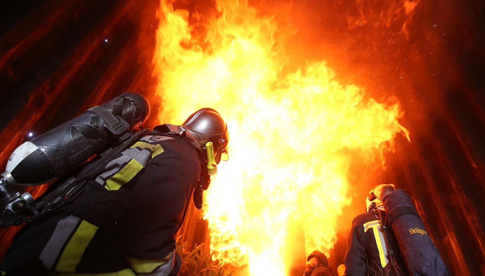 21.12.2015., Ivanic-Grad - Vjezbaliste vatrogasne postrojbe. Simulacija pozara stana izazvanog zapaljenjem bora ili adventskog vjencica, te prikaz sirenja pozara i eruptivnog plamena. 
Photo: Robert Anic/PIXSELL