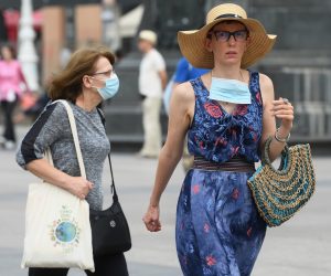 23.07.2021., Zagreb - Iako je Zagreb u zelenom gradjani i dalje nose maske na otvorenom ali najcesce na laktovima. Photo: Marko Lukunic/PIXSELL