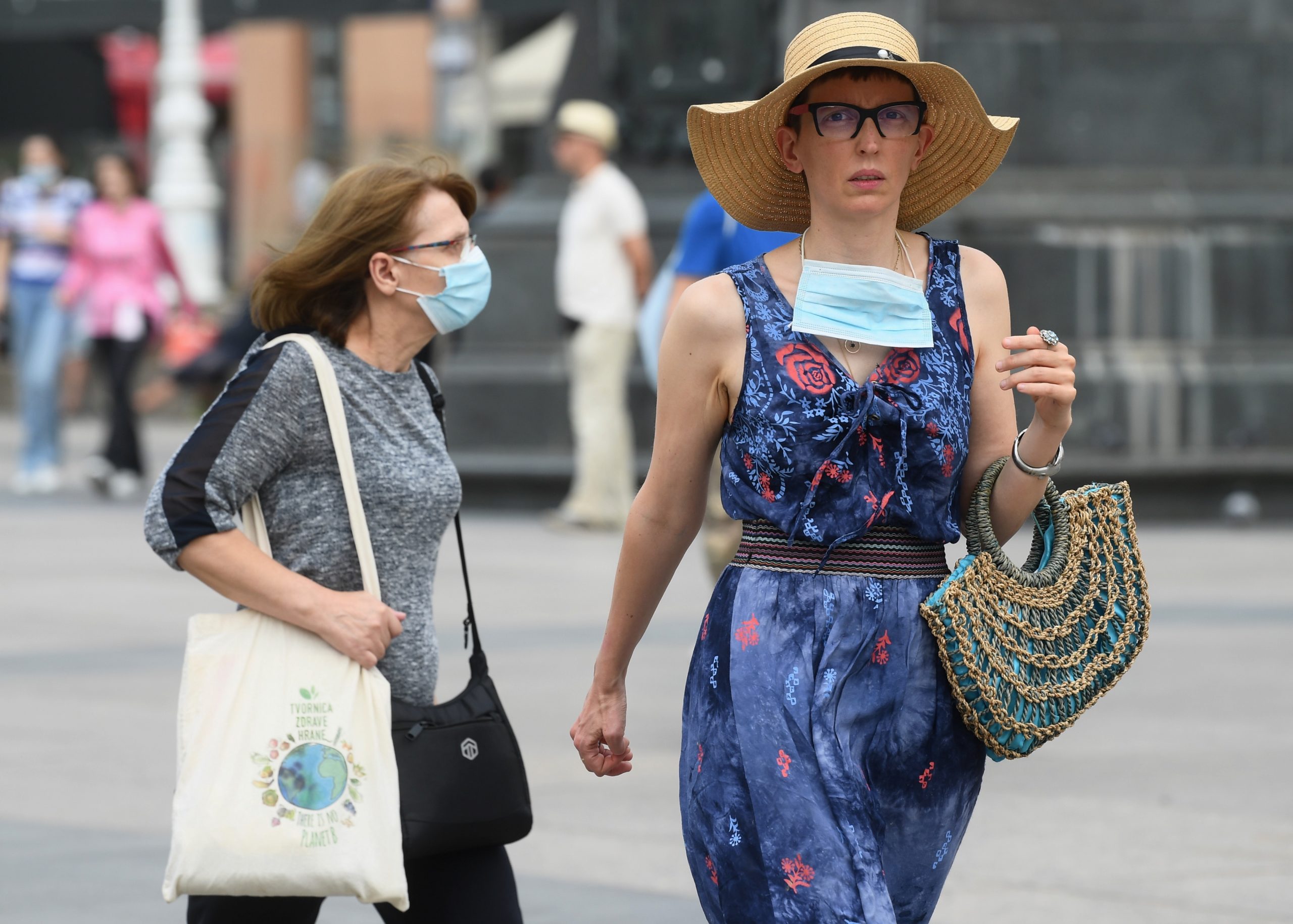 23.07.2021., Zagreb - Iako je Zagreb u zelenom gradjani i dalje nose maske na otvorenom ali najcesce na laktovima. Photo: Marko Lukunic/PIXSELL