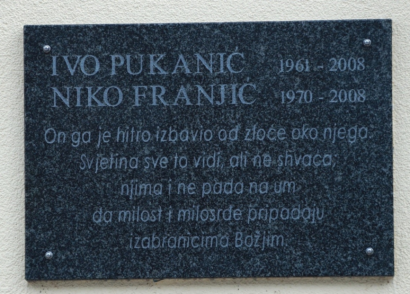 23.10.2020., Zagreb - Na danasnji dan prije 12 godina ubijen je Ivo Pukanic. Na mjestu ubojstva ispod spomen ploce zapaljena su dva lampasa. Photo: Sanjin Strukic/PIXSELL