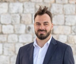 24.04.2021., Trg oruzja, Dubrovnik - Predsjednik SDP-a Pedja Grbin odrzao je u subotu konferenciju za medije na Trgu oruzja. U njegovom drustvu bili su i SDP-ov kandidat za dubrovackog gradonacelnika Ivan Tropan, kao i kandidat za zupana Dubrovacko-neretvanske zupanije Roko Tolic. Grabin je naglasio kako je njegov kolega Jadran Barača pokazao kako se odgovoran političar ponaša.
Photo: Grgo Jelavic/PIXSELL