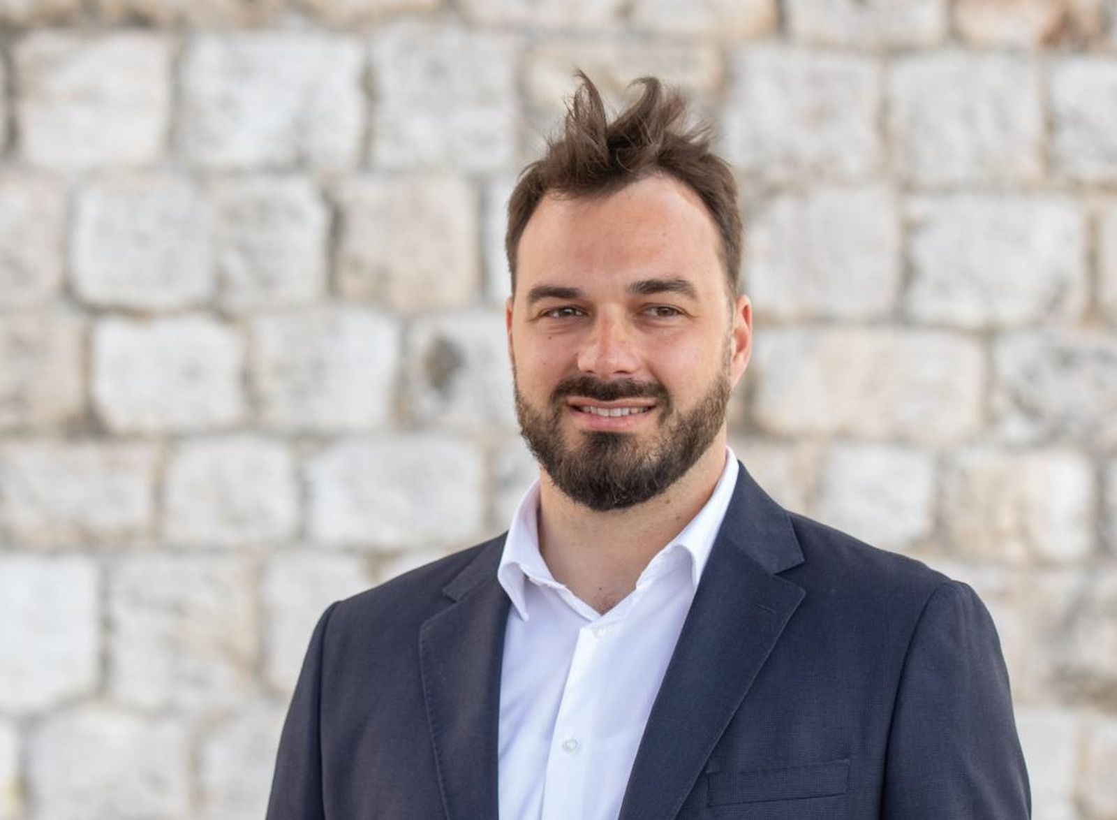 24.04.2021., Trg oruzja, Dubrovnik - Predsjednik SDP-a Pedja Grbin odrzao je u subotu konferenciju za medije na Trgu oruzja. U njegovom drustvu bili su i SDP-ov kandidat za dubrovackog gradonacelnika Ivan Tropan, kao i kandidat za zupana Dubrovacko-neretvanske zupanije Roko Tolic. Grabin je naglasio kako je njegov kolega Jadran Barača pokazao kako se odgovoran političar ponaša.
Photo: Grgo Jelavic/PIXSELL
