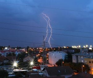 Zagreb: U večernjim satima grmljavinsko nevrijeme zahvatilo istočni dio grada 24.08.2018., Zagreb - U vecernjim satima grmljavinsko nevrijeme zahvatilo istocni dio grada. 

Photo: Robert Anic/PIXSELL