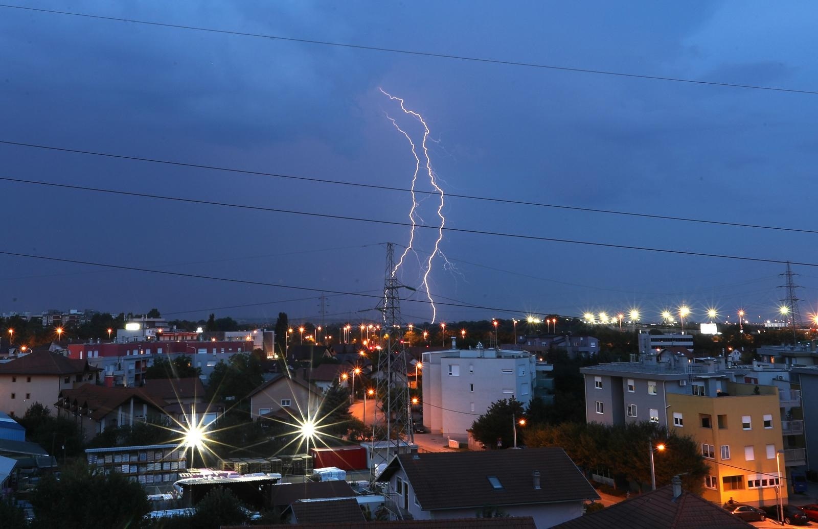 Zagreb: U večernjim satima grmljavinsko nevrijeme zahvatilo istočni dio grada 24.08.2018., Zagreb - U vecernjim satima grmljavinsko nevrijeme zahvatilo istocni dio grada. 

Photo: Robert Anic/PIXSELL