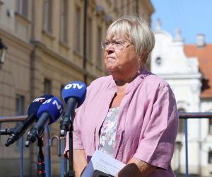24.08.2021., Zagreb - Predsjednica GLAS-a i zastupnica u Hrvatskom saboru Anka Mrak Taritas odrzala je ispred Trga svetog Marka konferenciju za medije na temu „Sedamnaest mjeseci od potresa u Zagrebu i susjednim zupanijama”.
Photo: Patrik Macek/PIXSELL