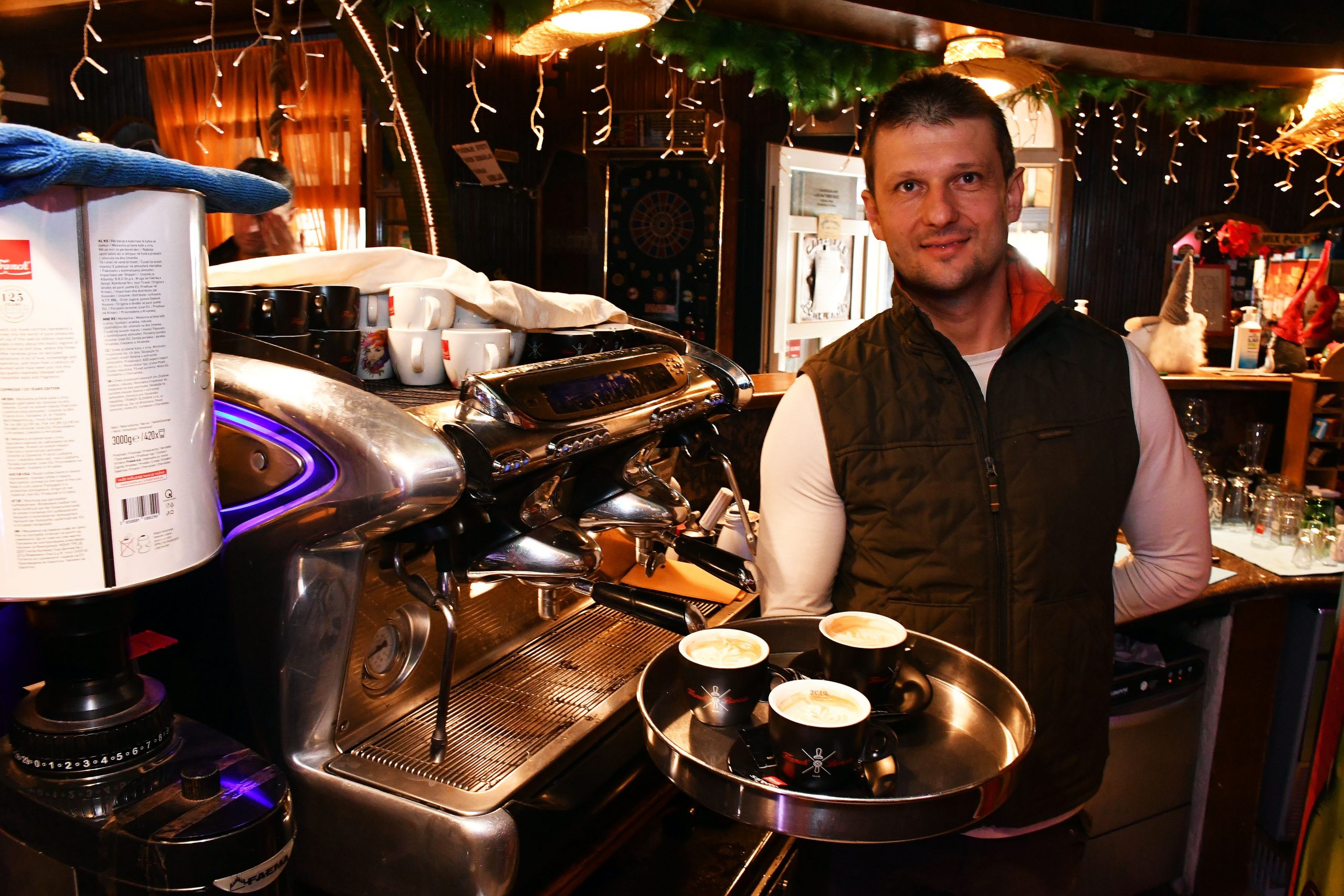 24.11.2020., Slavonski Brod - Vlasnik caffe bara Come back Damir Huljic dobio je  prestizno priznanje Franck Barista Cluba za vrhunski pripremljenu kavu.
Photo: Ivica Galovic/PIXSELL