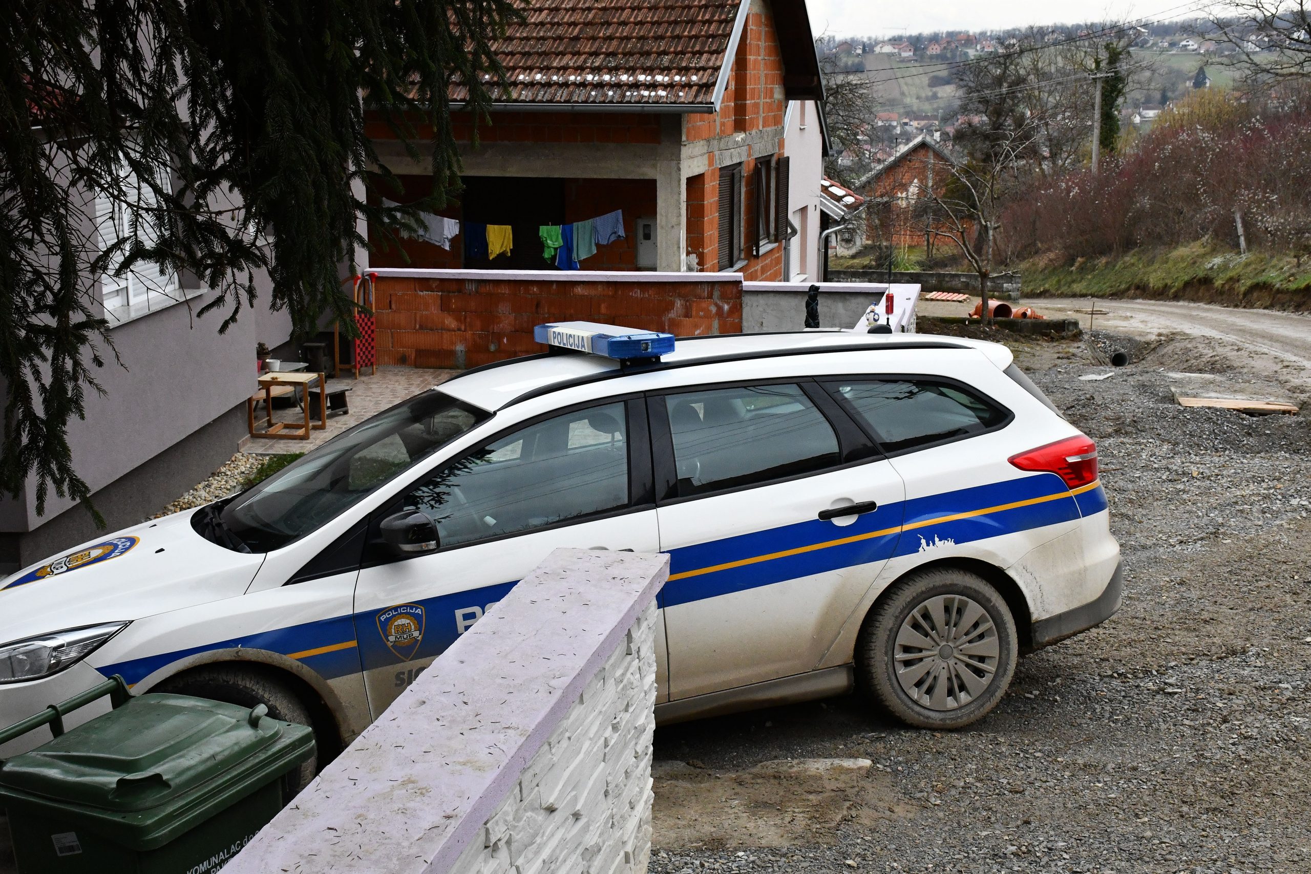 21.01.2021., Pakrac - Muskarac (71) bacio je bombu na tri radnika HEP-a koji su mu, navodno, došli iskljuciti struju. Dvojica su ozlijedjena i u bolnici, a treci radnik nije ozlijedjen. Photo: Ivica Galovic/PIXSELL
