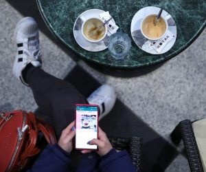 27.04.2021., Zagreb - Za vrijeme ispijanja kave najcesce drustvo ljudima u zadnje vrijeme pravi njihov mobitel. Photo: Sanjin Strukic/PIXSELL
