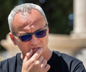 27.05.2021.,Pula - Na Forumu ispred Gradske palace u Puli odrzana je konferencija za medije na kojoj su govorili Hrvoje Zovko, predsjednik HND-a i Ema Tarabochia, glavna tajnica HND-a te novinari Glasa Istre. Tema konferencije bila je situacija u Glasu Istre i prosvjedno pismo novinara i novinarki Glasa Istre u kojem upozoravaju na neprihvatljivo ponasanje glavnog urednika Roberta Franka u kampanji za lokalne izbore. 
Photo: Srecko Niketic/PIXSELL