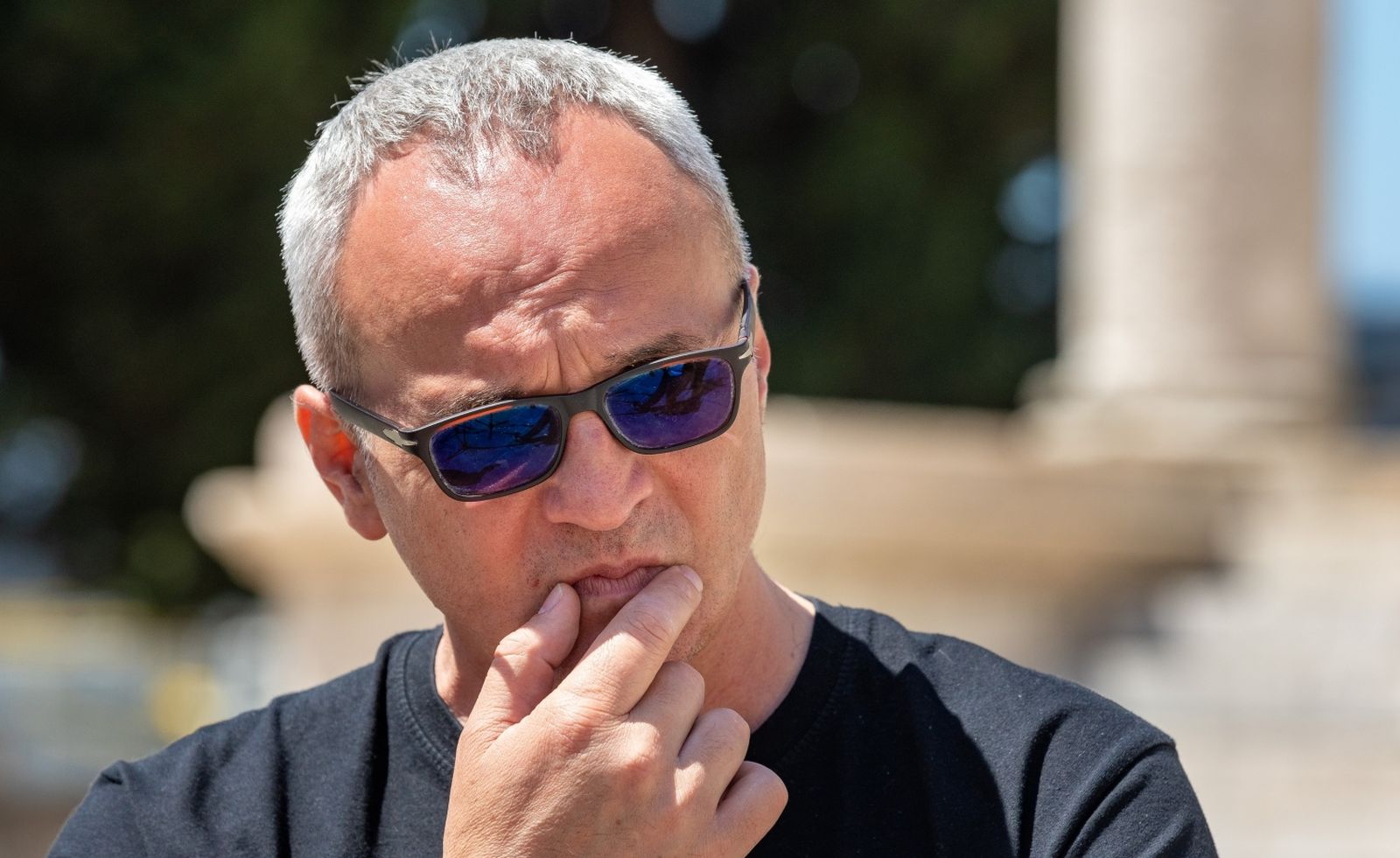 27.05.2021.,Pula - Na Forumu ispred Gradske palace u Puli odrzana je konferencija za medije na kojoj su govorili Hrvoje Zovko, predsjednik HND-a i Ema Tarabochia, glavna tajnica HND-a te novinari Glasa Istre. Tema konferencije bila je situacija u Glasu Istre i prosvjedno pismo novinara i novinarki Glasa Istre u kojem upozoravaju na neprihvatljivo ponasanje glavnog urednika Roberta Franka u kampanji za lokalne izbore. 
Photo: Srecko Niketic/PIXSELL