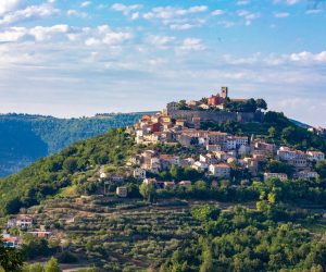 27.07.2021., Motovun -  Najbolje sacuvana srednjovjekovna istarska utvrda, koja se razvila na vrhu strmog brezuljka. U prapovijesnim vremenima, ilirska i keltska plemena gradila su svoje utvrde na mjestu danasnjeg Motovuna. Ime mu je takodjer keltskog porijekla, a nastalo je od rijeci Montona,  sto znac grad u gori. 
Photo: Srecko Niketic/PIXSELL