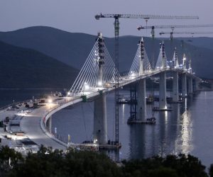 28.07.2021.,Komarna-Pogled na gradiliste Peljeskog mosta uoci vecerasnjeg postavljanja posljednjeg elementa koji ce spojiti hrvatski u cijelosti nakon 300 godina.
Photo: Ivo Cagalj/PIXSELL